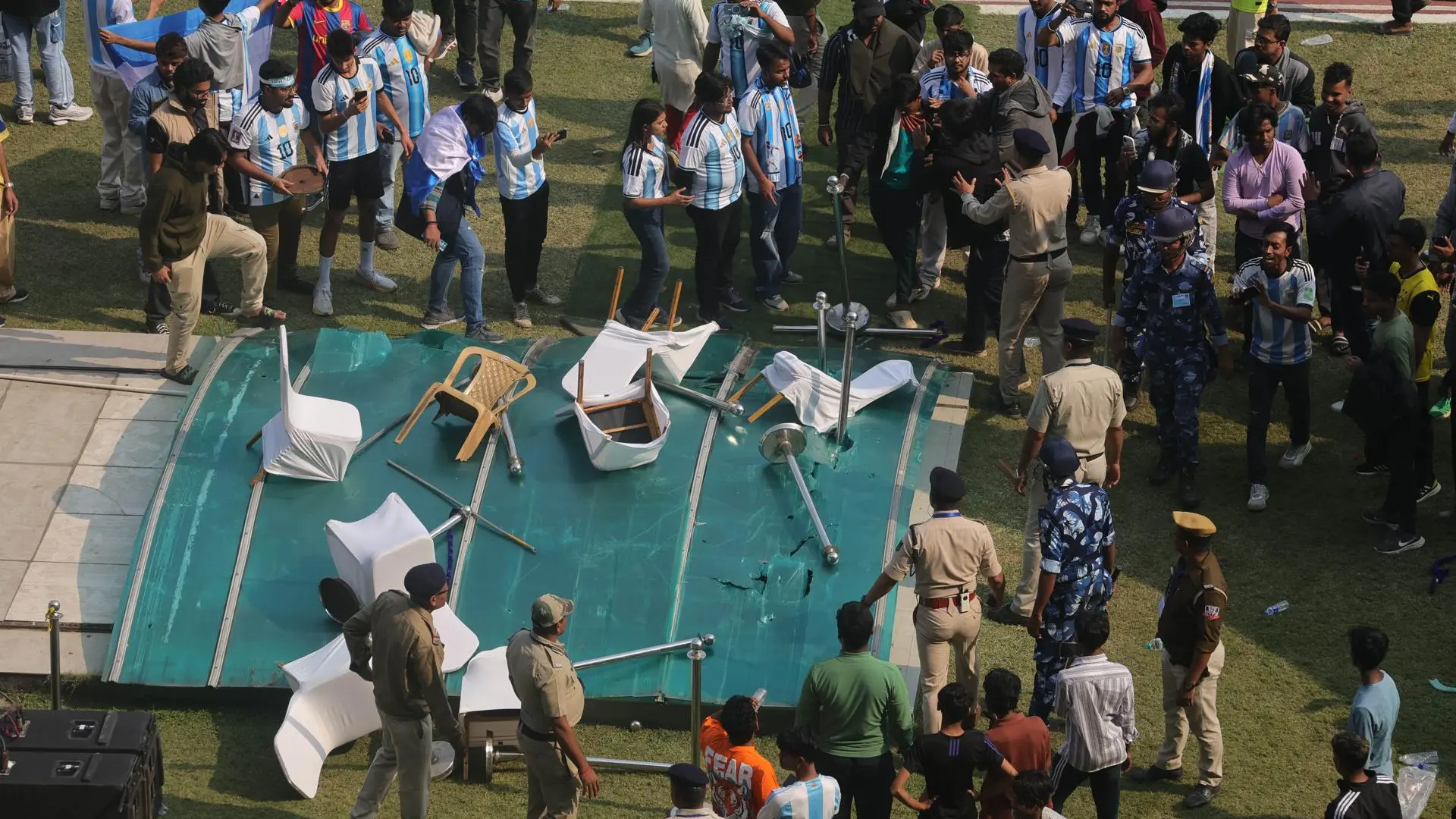 Caos total por Leo Messi en Calcuta: la euforia termina con protestas y con hinchas arrancando y lanzando asientos