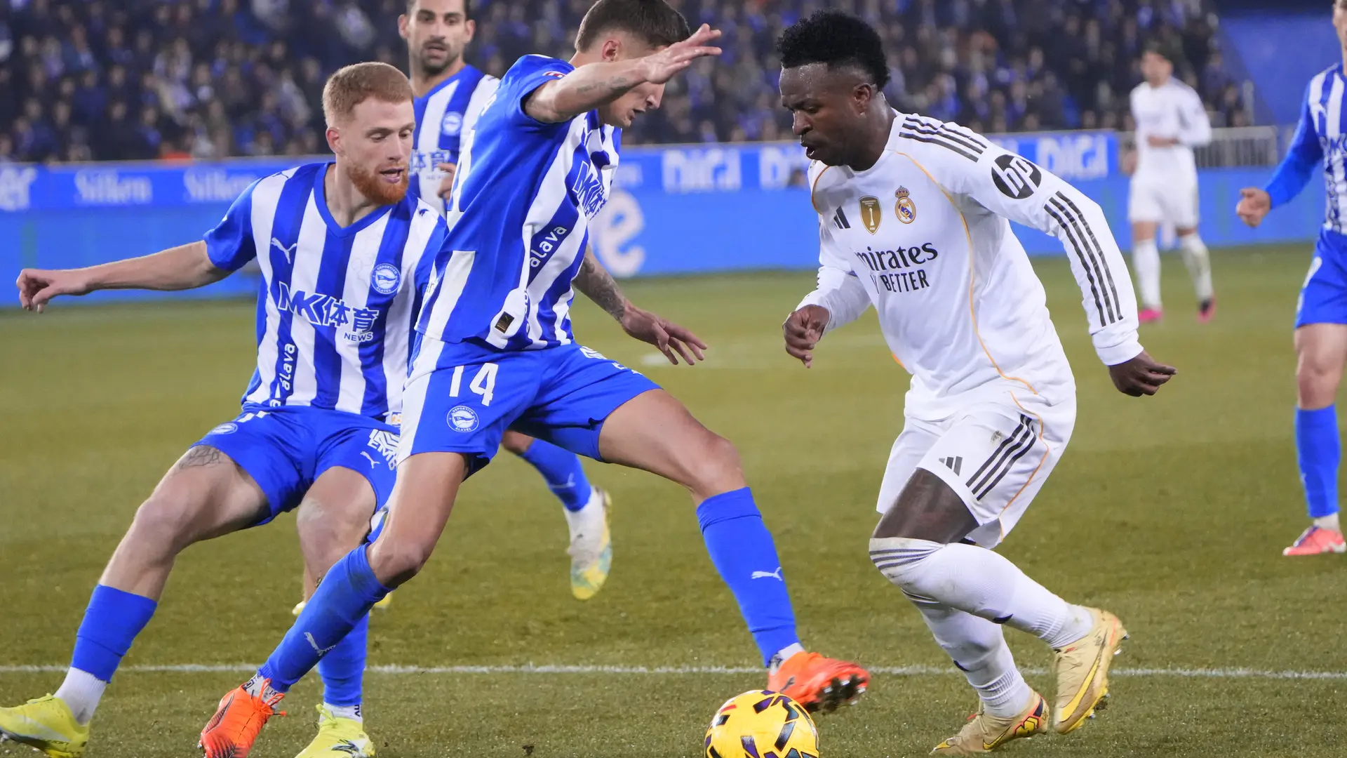 Gran enfado en el Real Madrid con el arbitraje ante el Alavés pese a la victoria: «Penalti claro a Vinícius, no nos sorprende»