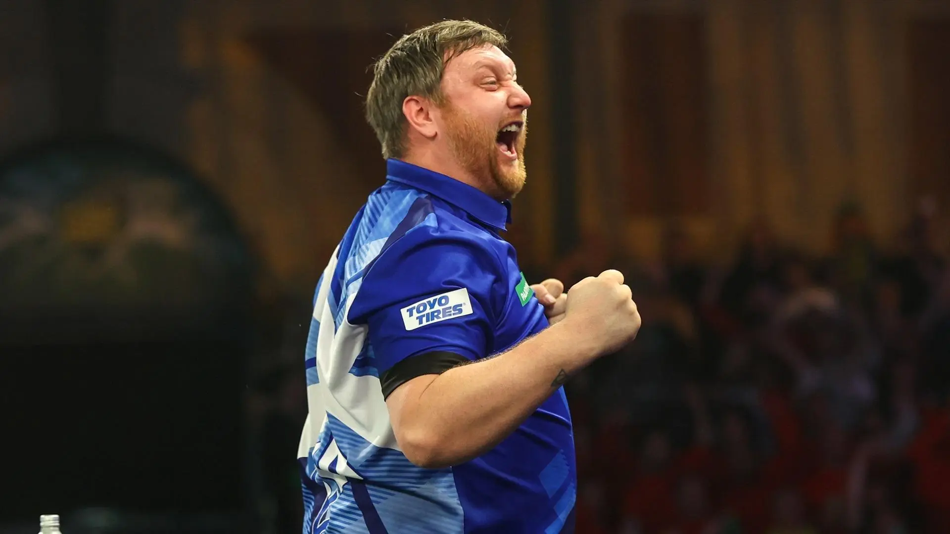 El jugador profesional de dardos Cameron Menzies pierde el control tras una derrota y acaba a puñetazos contra una mesa