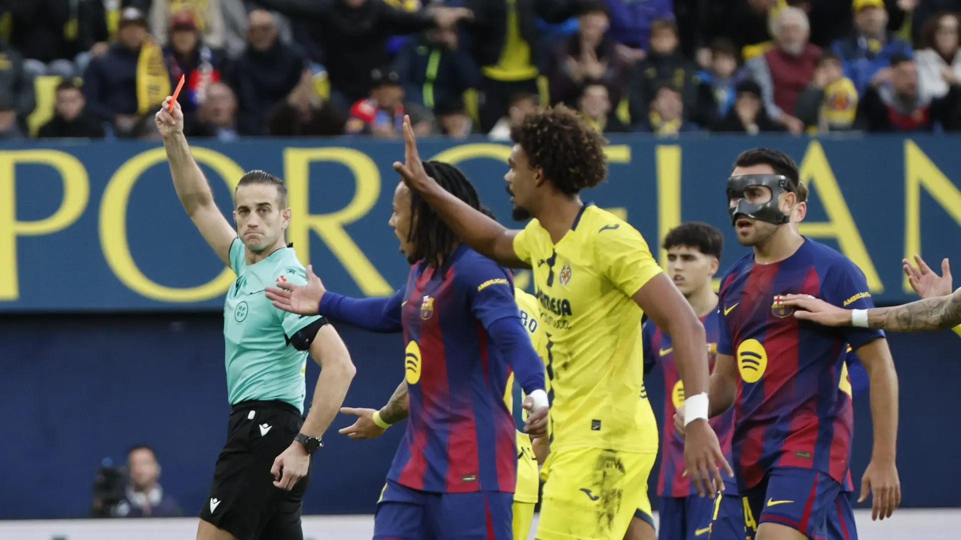 Así fue la polémica roja directa a Renato Veiga por una entrada a Lamine Yamal en el Villarreal – Barça