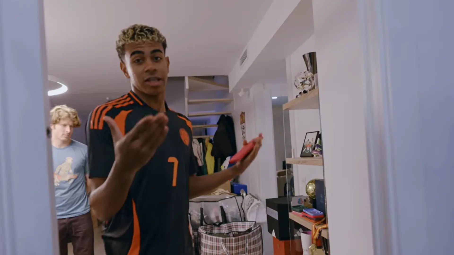 Lamine Yamal se estrena en YouTube enseñando su casa: «Todo lo que esté aquí tiene que oler a vainilla»