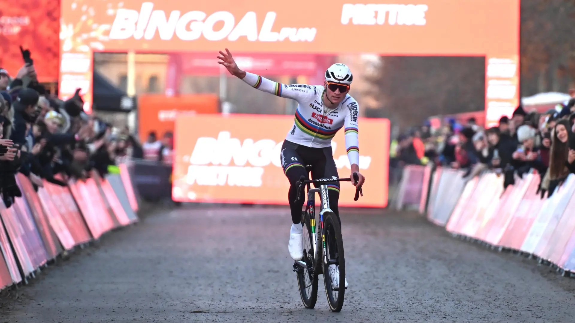 Van der Poel, al acecho en la Copa del Mundo: suma su cuarta victoria y se queda a un punto del líder
