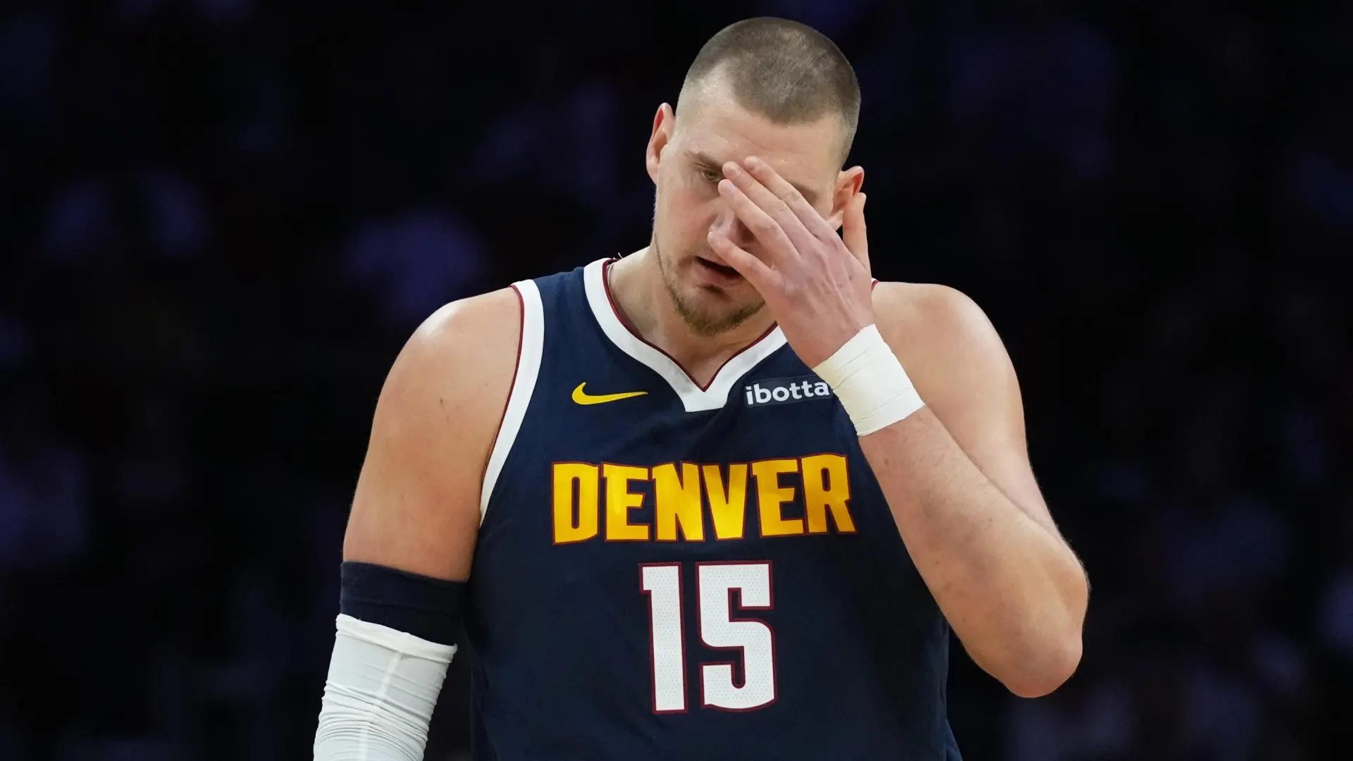 Revés para los Nuggets: Jokic se lesiona la rodilla y abandona cojeando el partido ante Miami Heat