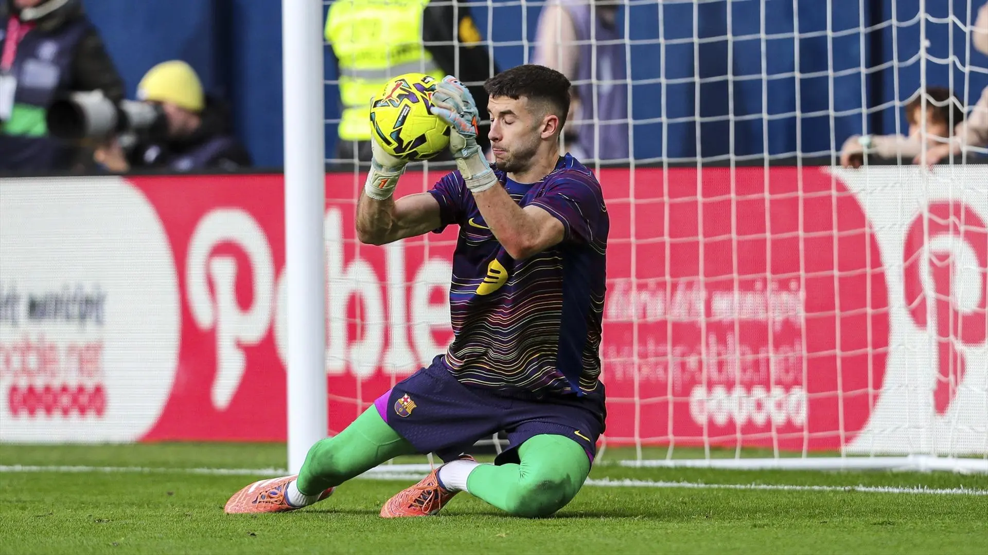 Derbi de alta tensión por Joan García: el Espanyol prohibe símbolos del Barça y pondrá redes detrás de las porterías