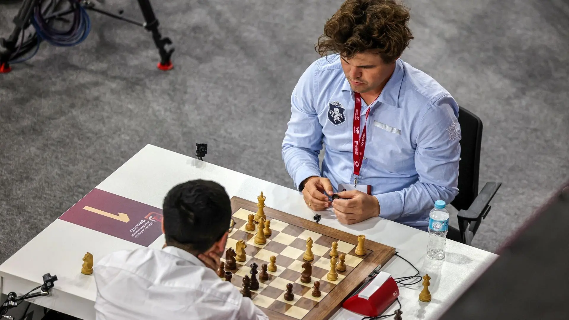 Magnus Carlsen gana su 20º Mundial de ajedrez tras cometer varios errores de novato y golpear la mesa enfurecido