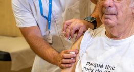 Los médicos aconsejan la mascarilla en centros sanitarios, residencias o transporte público ante el avance de la gripe