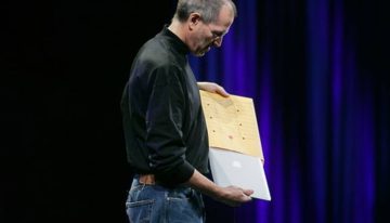 Steve Jobs asombró al mundo sacando un Mac de un sobre, pero costaba una fortuna. Apple está lista para repetir la magia… a precio de derribo