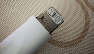 Que el cargador del iPhone esté negro no es buena señal. Y se debe a que no siempre cargamos «bien» el móvil