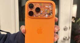 Si no te gusta el diseño trasero de tu iPhone 17 Pro, Apple tiene una idea para ti que ya es una moda viral: ponerle pegatinas