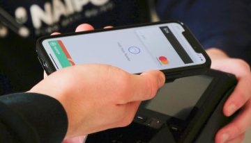 Llevamos años temiendo al ladrón que acerca un TPV a nuestro bolsillo para robarnos. La realidad es que es un mito (y con Apple Pay, una utopía)