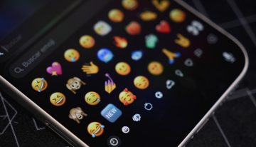 Un meteorito, un faro y un pepinillo. La lista de futuros emojis para iOS es tan extraña como necesaria para nuestros chats