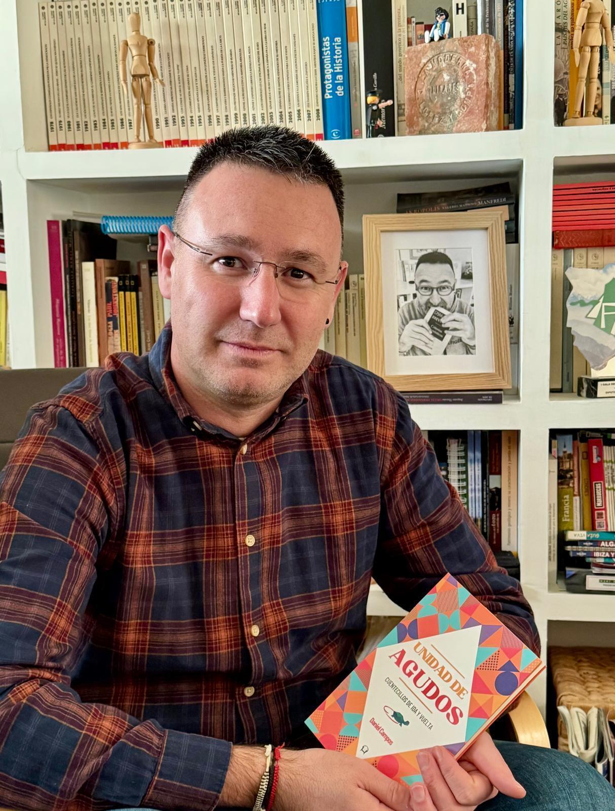 Daniel Campos con su libro, 'Unidad de Agudos. Cuentecitos e ida y vuelta'.