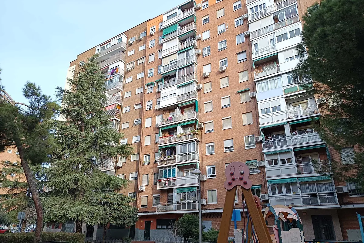 Detenido un hombre por matar a una mujer tras empujarla desde un undécimo piso en Villaverde: los vecinos dicen que eran pareja