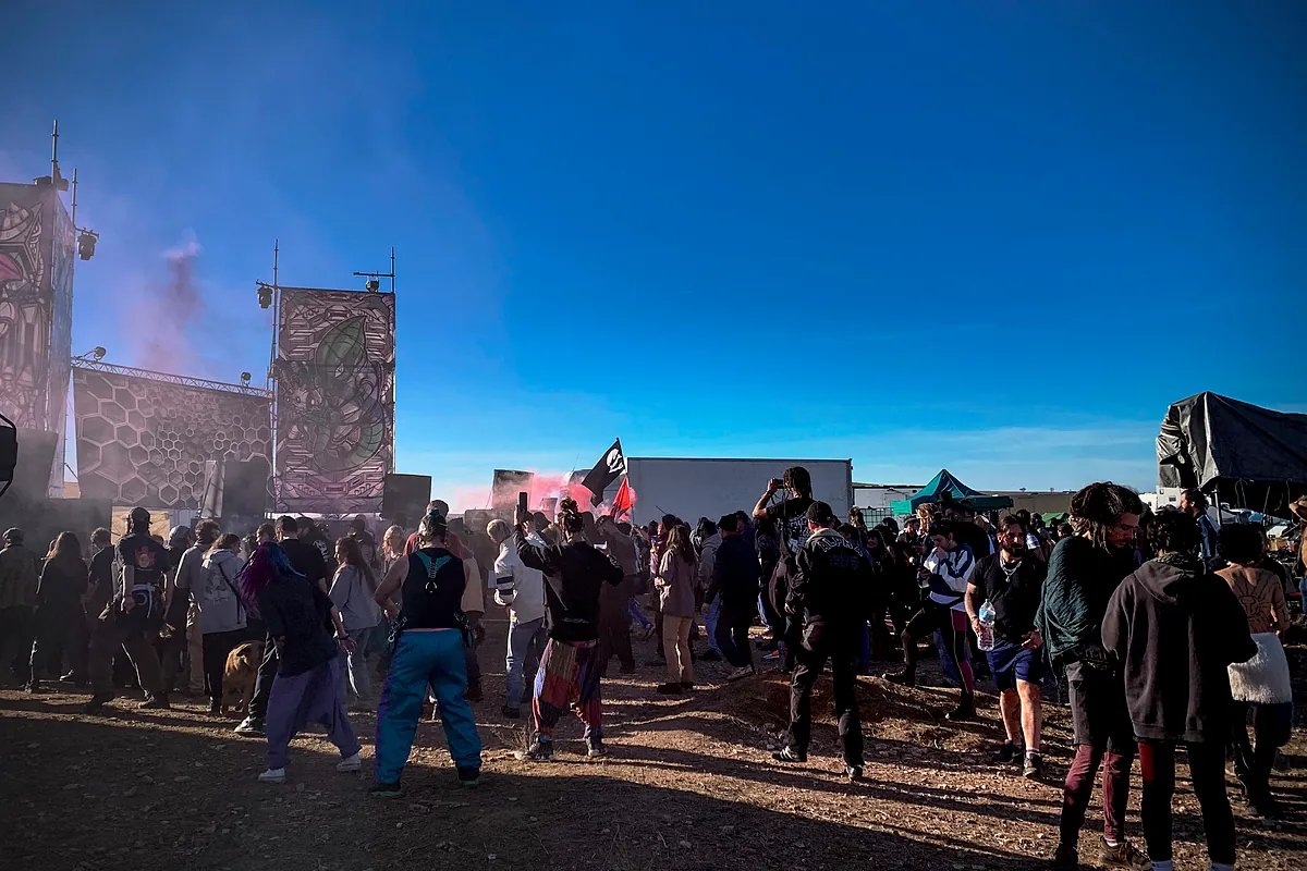 Una fiesta rave ilegal reúne a más de mil vehículos en el pantano del Cenajo (Albacete)