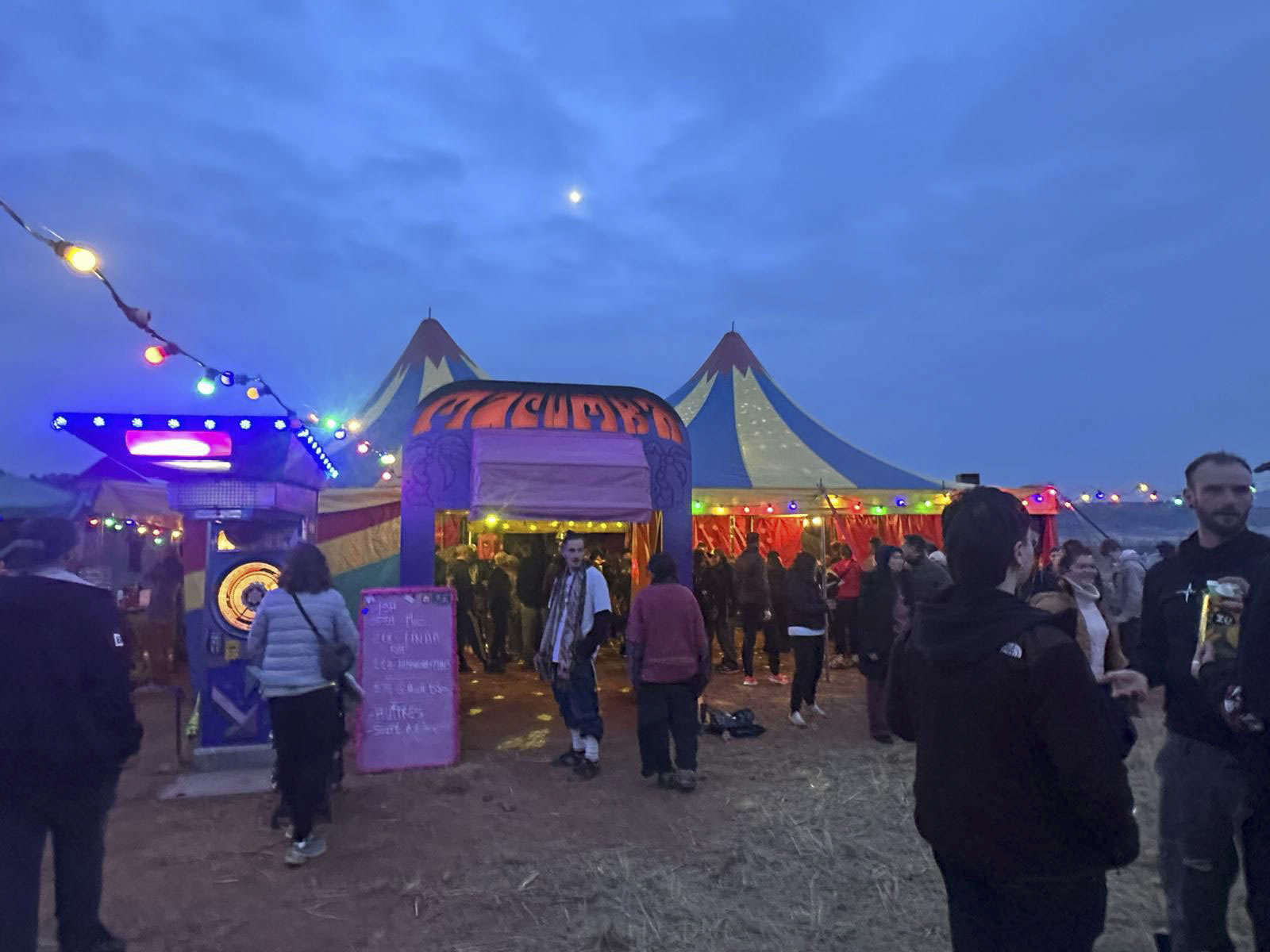 Una enorme carpa ubicada en la rave de Albacete.
