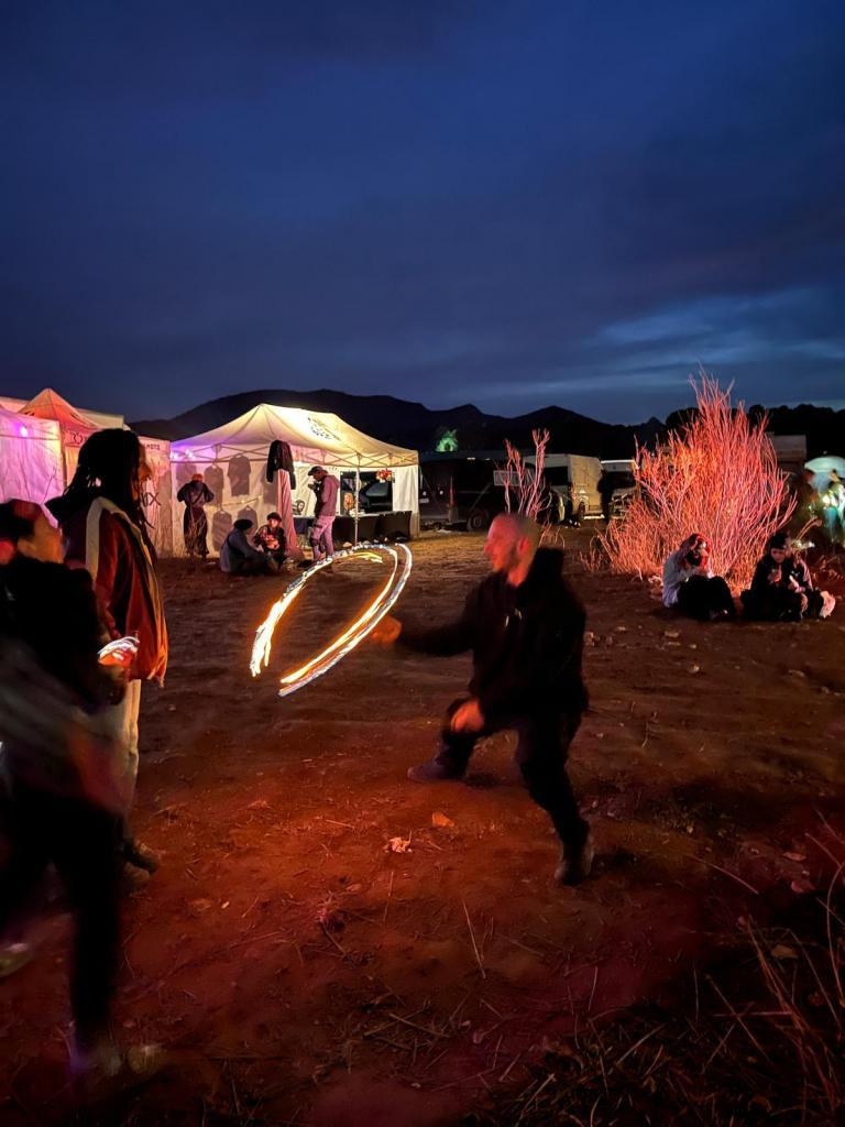 Una persona hace malabares con fuego en la 'rave'.