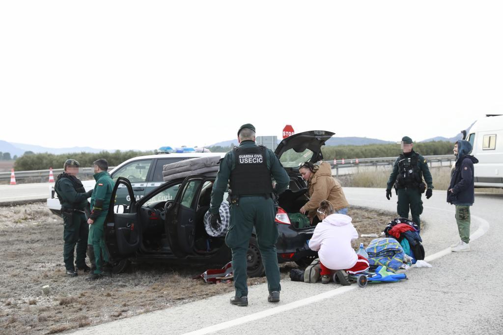Agentes de la Guardia Civil examinan un vehículo en el control.