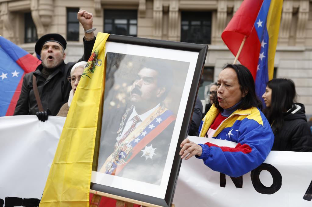 Glenna del Valle Cabello, cónsul de Venezuela en Bilbao y hermana del ministro del Interior de Maduro, Diosdado Cabello, ayer, en una protesta chavista.