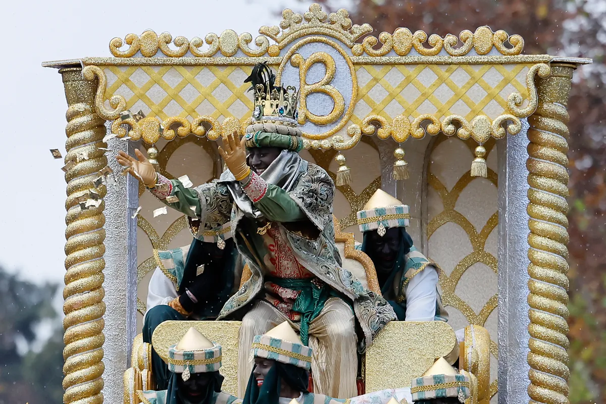 Juanma Moreno invoca la «magia» como Rey Baltasar en el arranque del año en el que se juega la mayoría absoluta