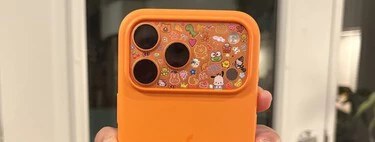 Si no te gusta el diseño trasero de tu iPhone 17 Pro, Apple tiene una idea para ti que ya es una moda viral: ponerle pegatinas