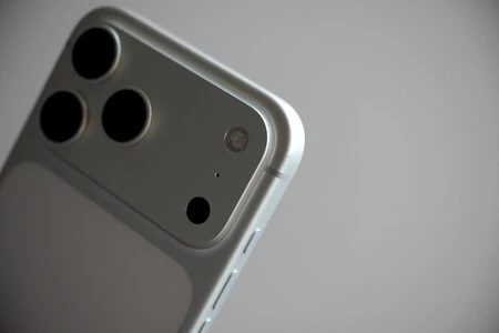 Mi iPhone 17 Pro con un picotazo en el aluminio