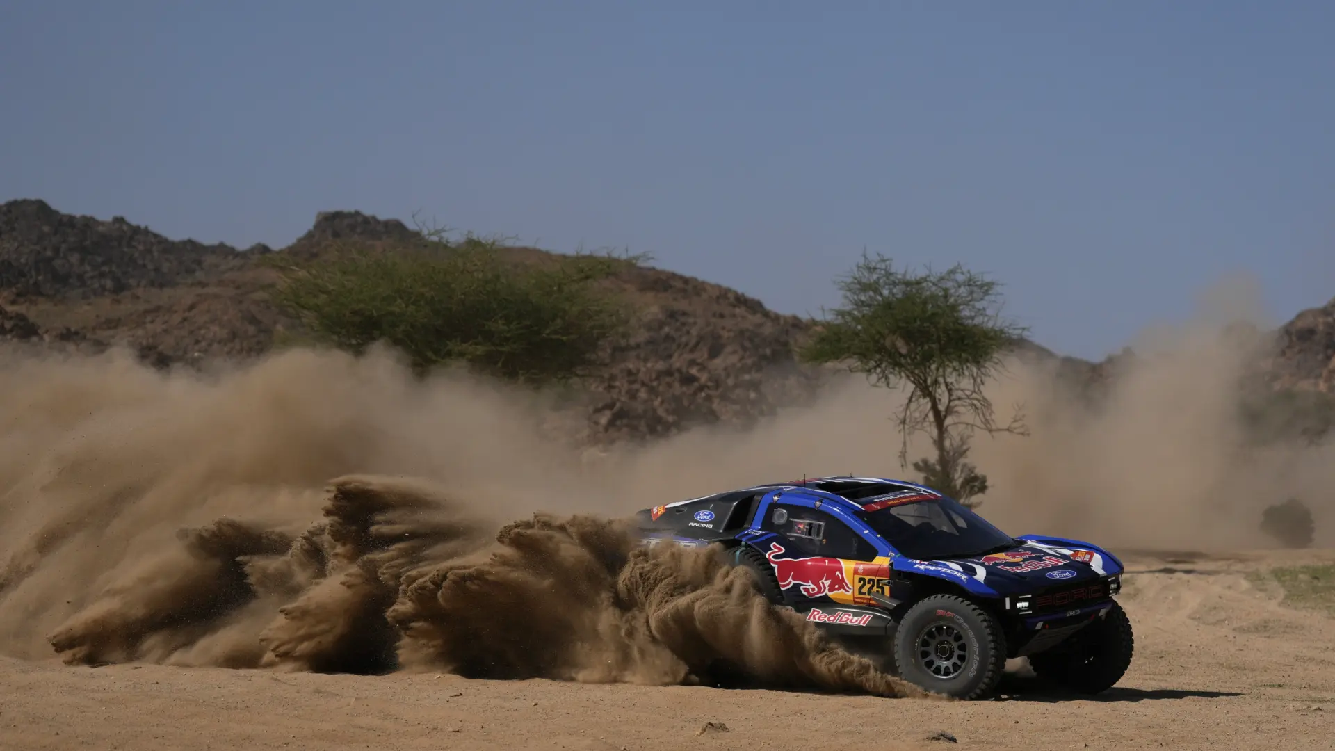 Carlos Sainz cumple en el primer día del Dakar: es octavo en una etapa prólogo con triunfo de Ekström y dominio de Ford