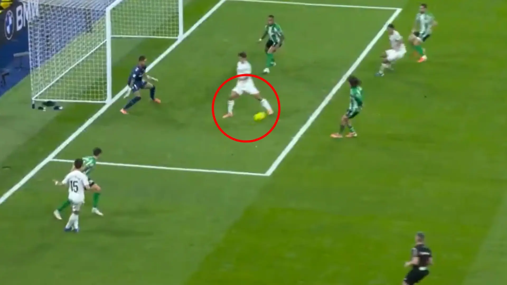 Así fue el tercer gol de Gonzalo, un taconazo que le valió una ovación de honor del Santiago Bernabéu