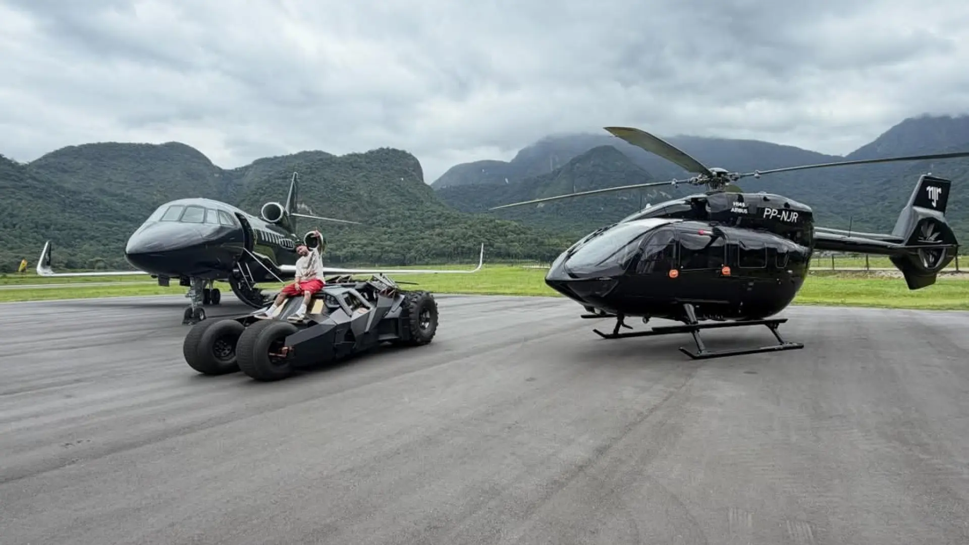 La lujosa colección de vehículos de Neymar de la que presume en el día de Reyes: un batmóvil, un jet de 47 millones…