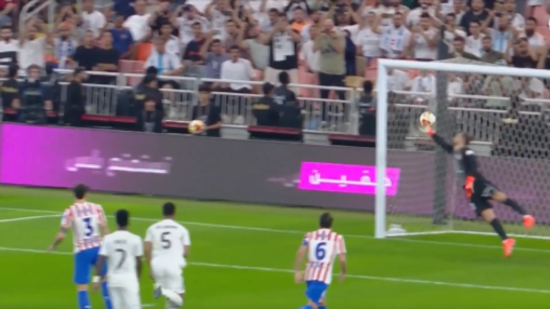 Así ha sido el impresionante golazo de falta de Valverde: zapatazo en el 1' que dobló la mano de Oblak