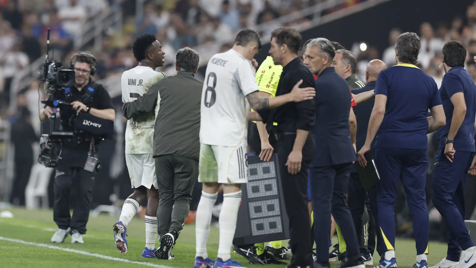 La intrahistoria del lío del derbi: un «te pitan ahora penalti» de Vinícius que encendió a Simeone, el «Florentino te va a echar»…