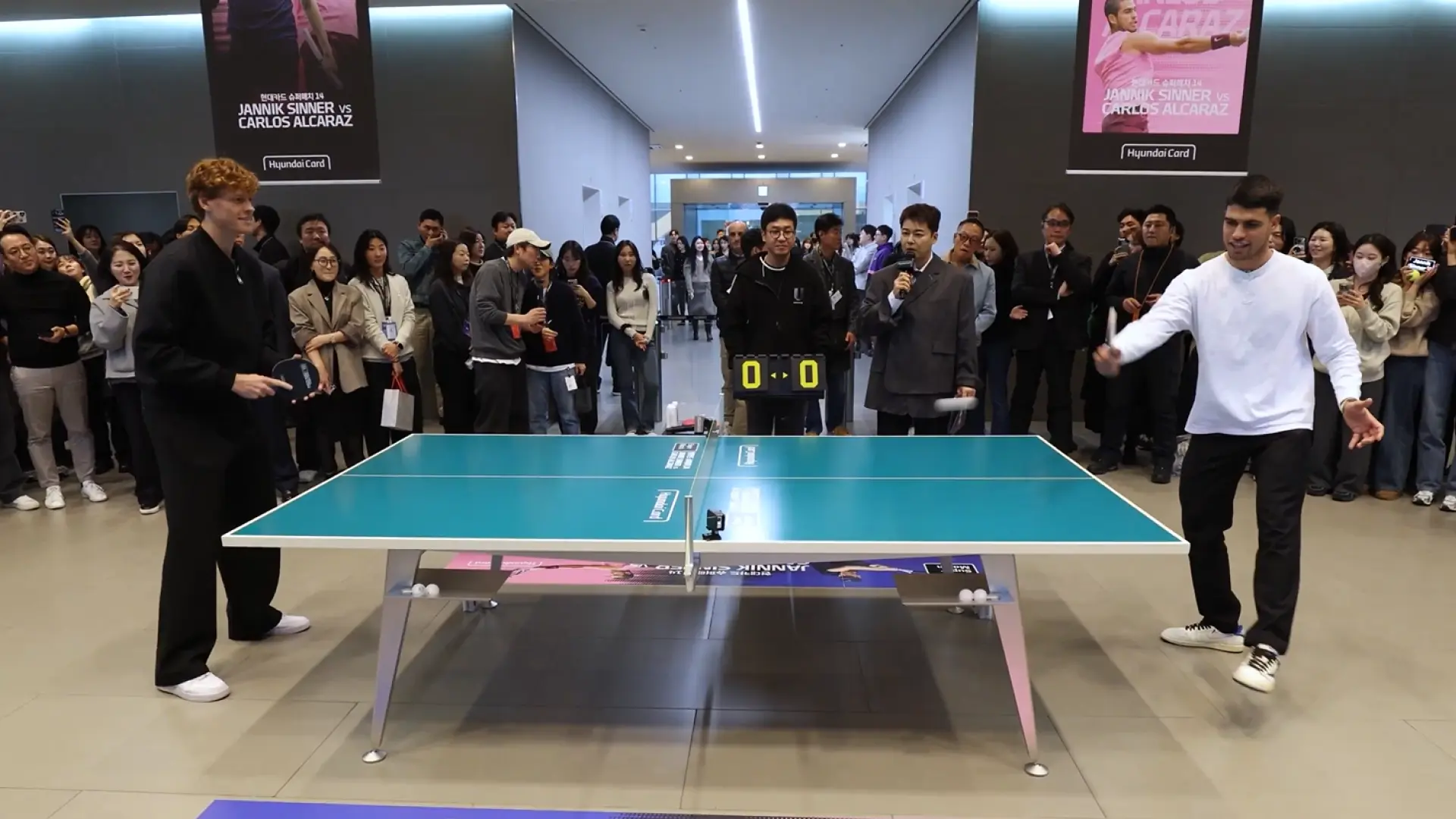Carlos Alcaraz y Jannik Sinner sorprenden con un partido de ping pong: «¡Son bastante buenos!»