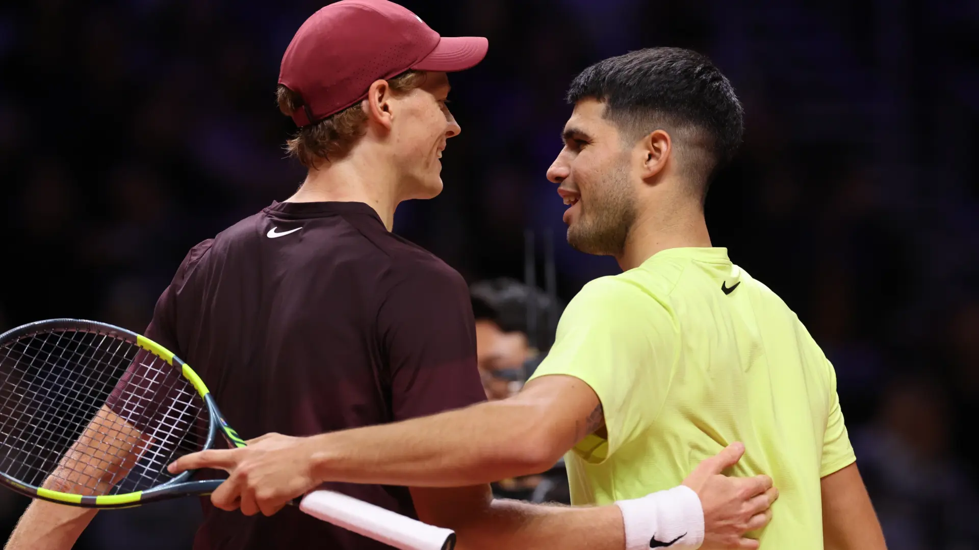 Alcaraz se impone a Sinner en dos sets en la exhibición de Corea