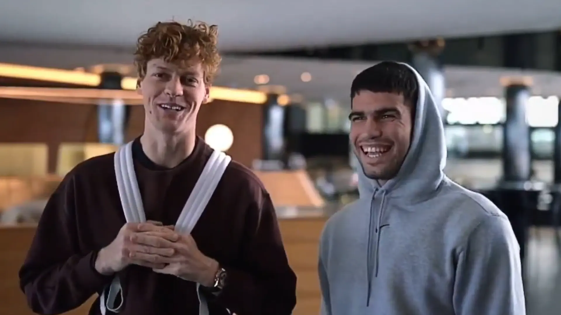 Carlos Alcaraz y Jannik Sinner comparten avión rumbo al Open de Australia: «Dormimos bastante, no hemos hablado mucho»