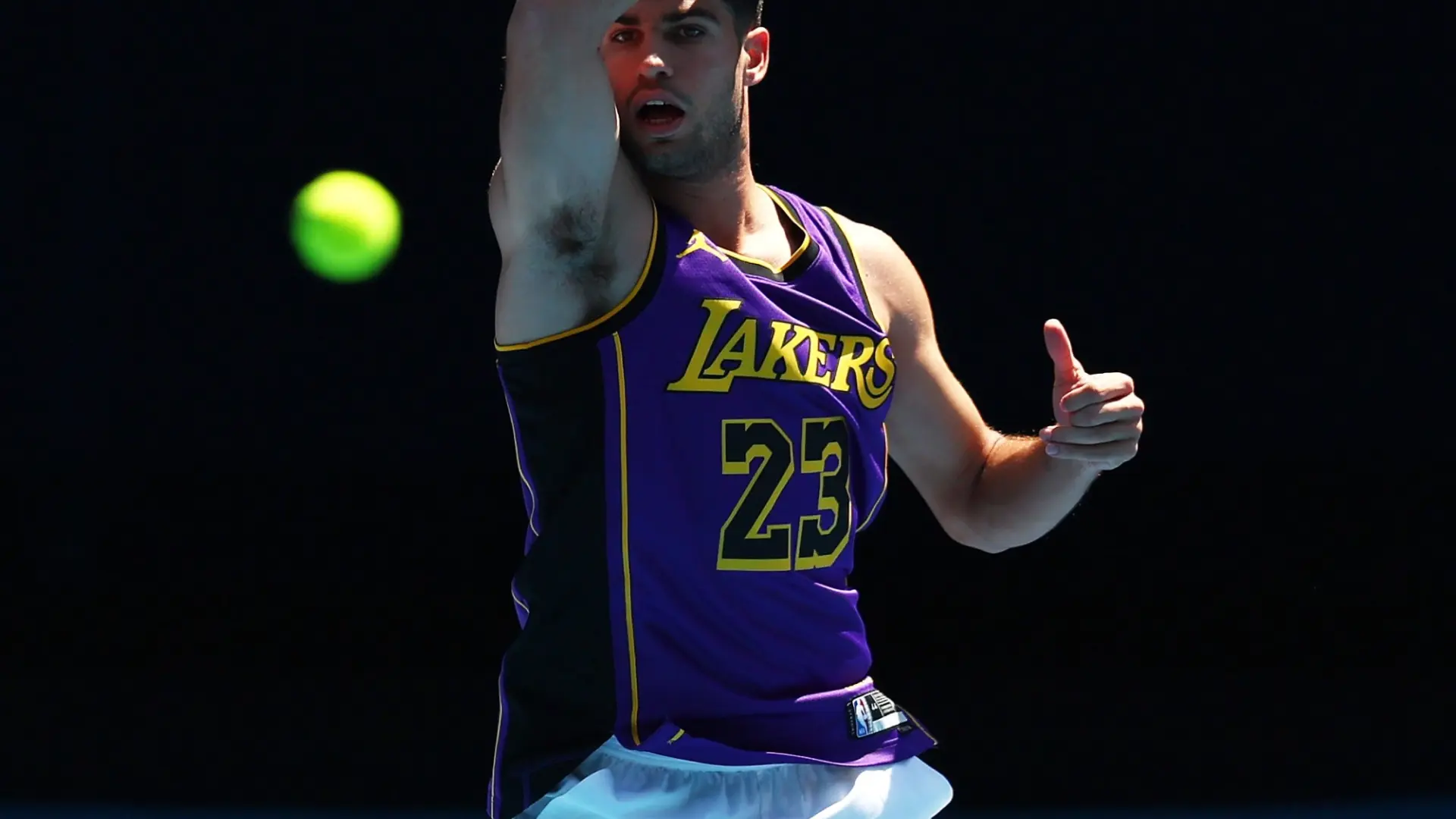 Carlos Alcaraz ya entrena en Australia bajo una gran atención mediática y con una camiseta de LeBron James