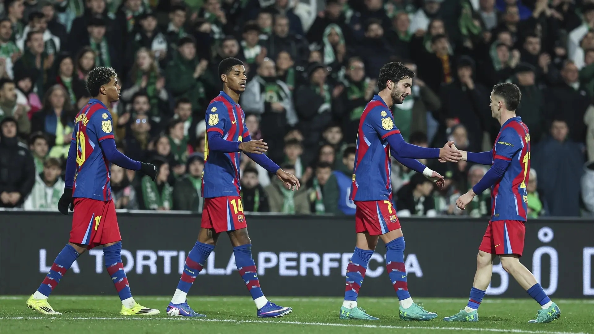 El Barça elimina en octavos de Copa del Rey al Racing en un durísimo y polémico duelo