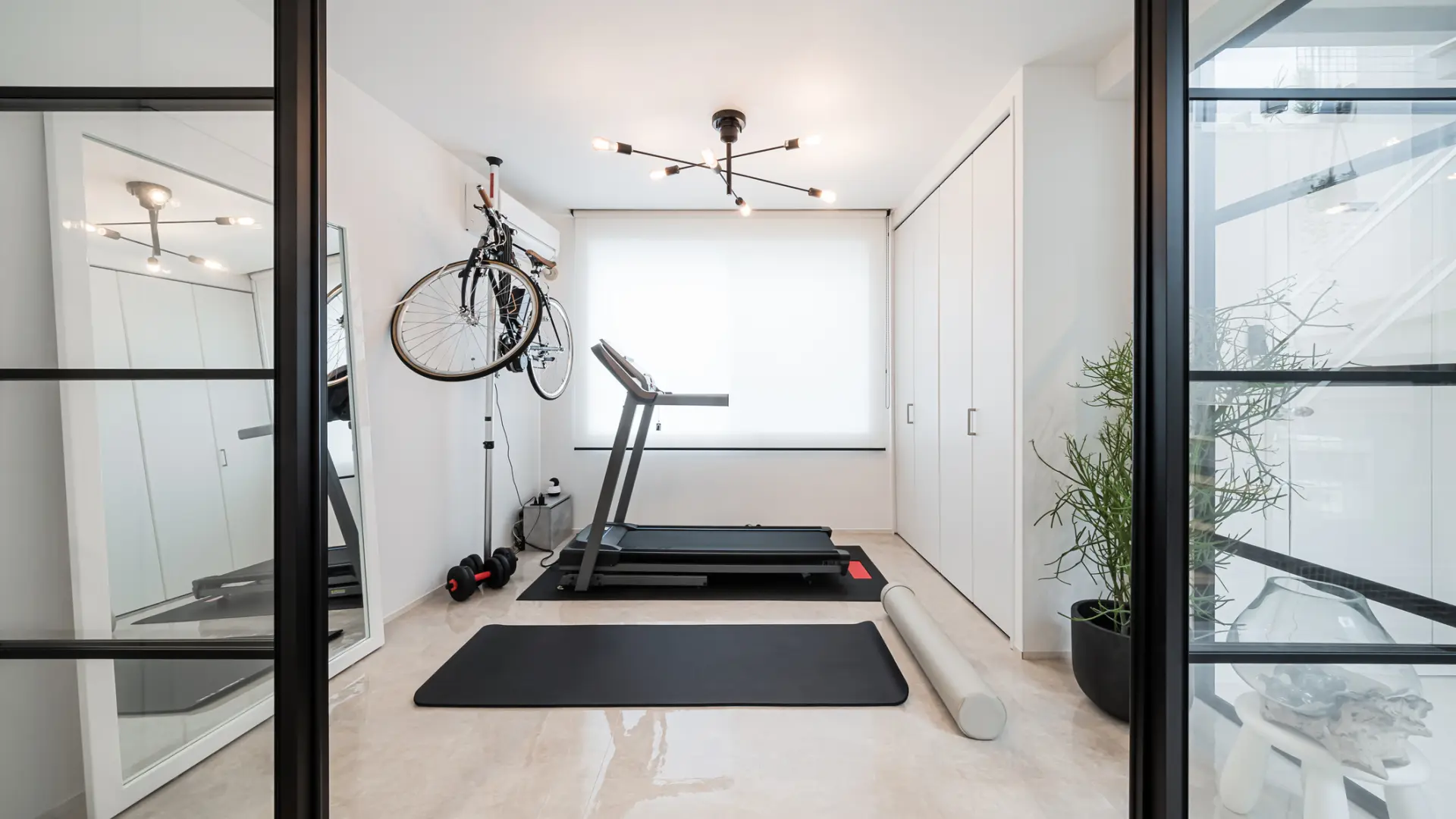 Pagar la cuota mensual en el gimnasio o montar un equipo en casa: ¿dónde es mejor invertir tu dinero?