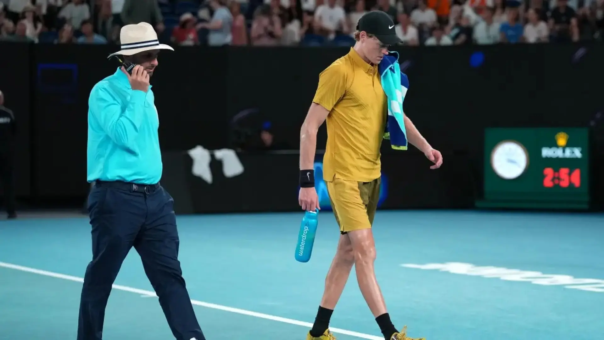 ⁠Lluvia de críticas al Open de Australia por cerrar el techo cuando Sinner perdía: «Está todo amañado, una vergüenza histórica»