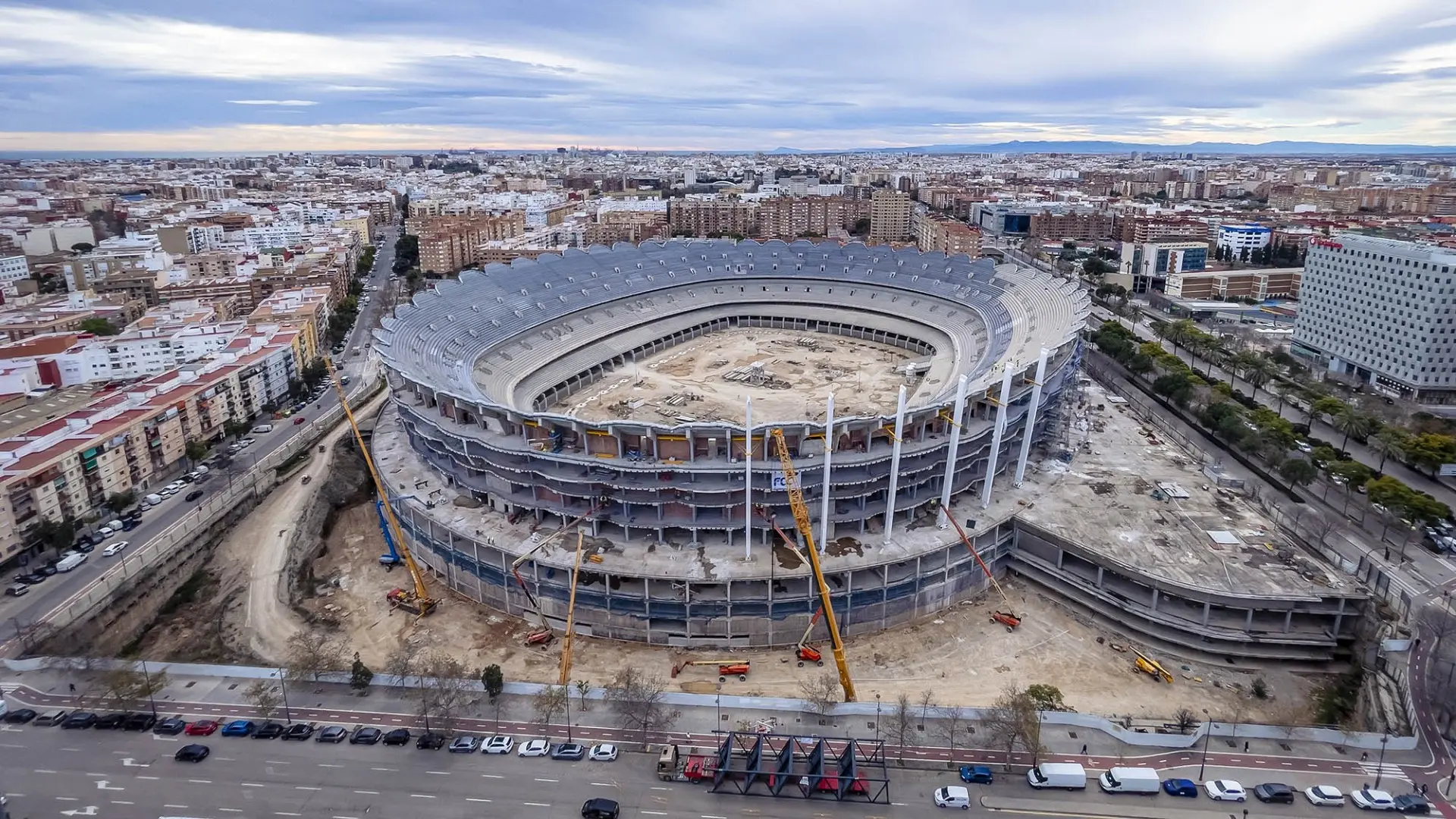 La construcción del Nou Mestalla avanza «en tiempo» con pilares, torres de escalera y partes de la cubierta