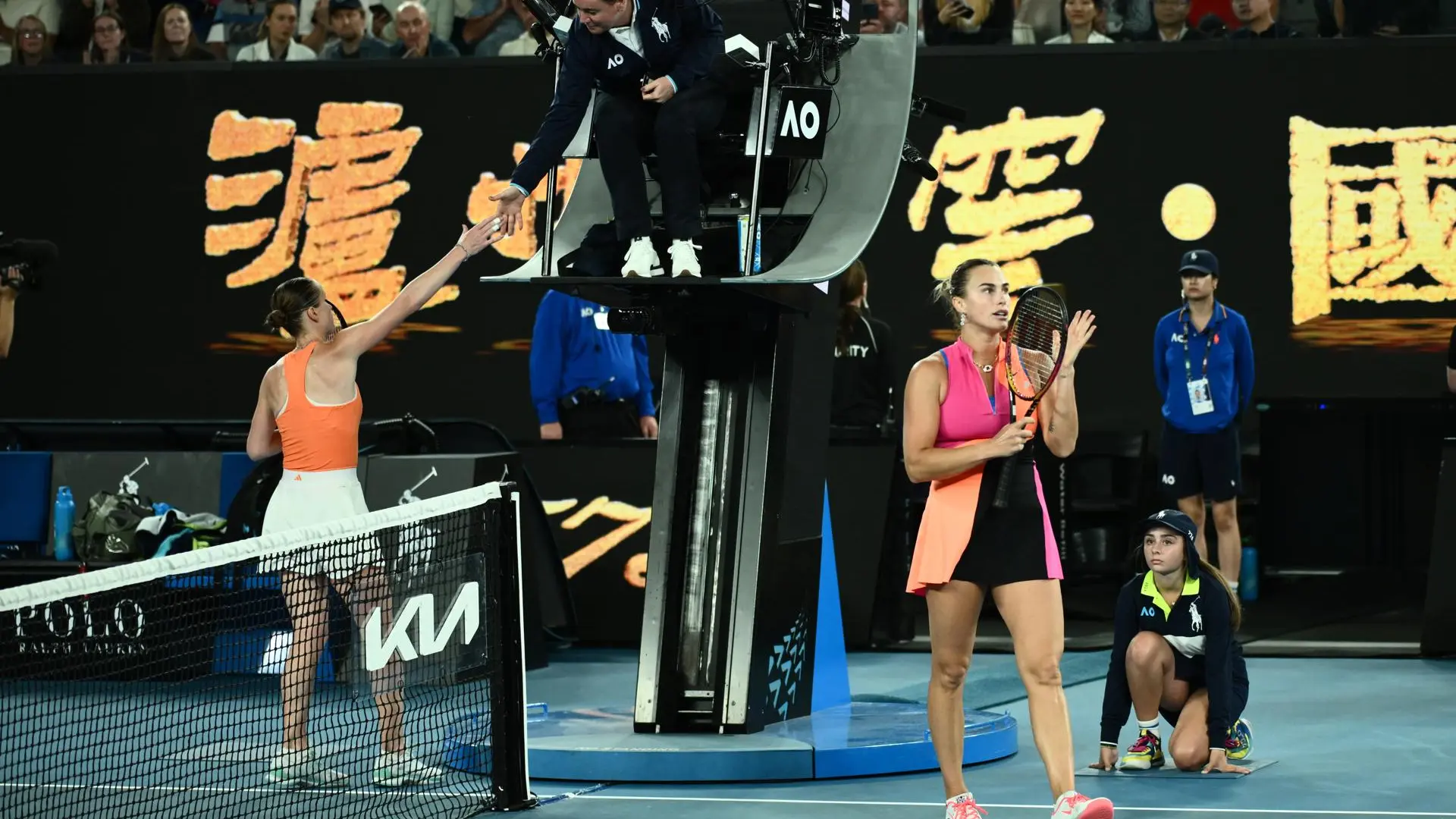 La ucraniana Elina Svitolina niega el saludo a Aryna Sabalenka tras el pase a la final del Open de Australia