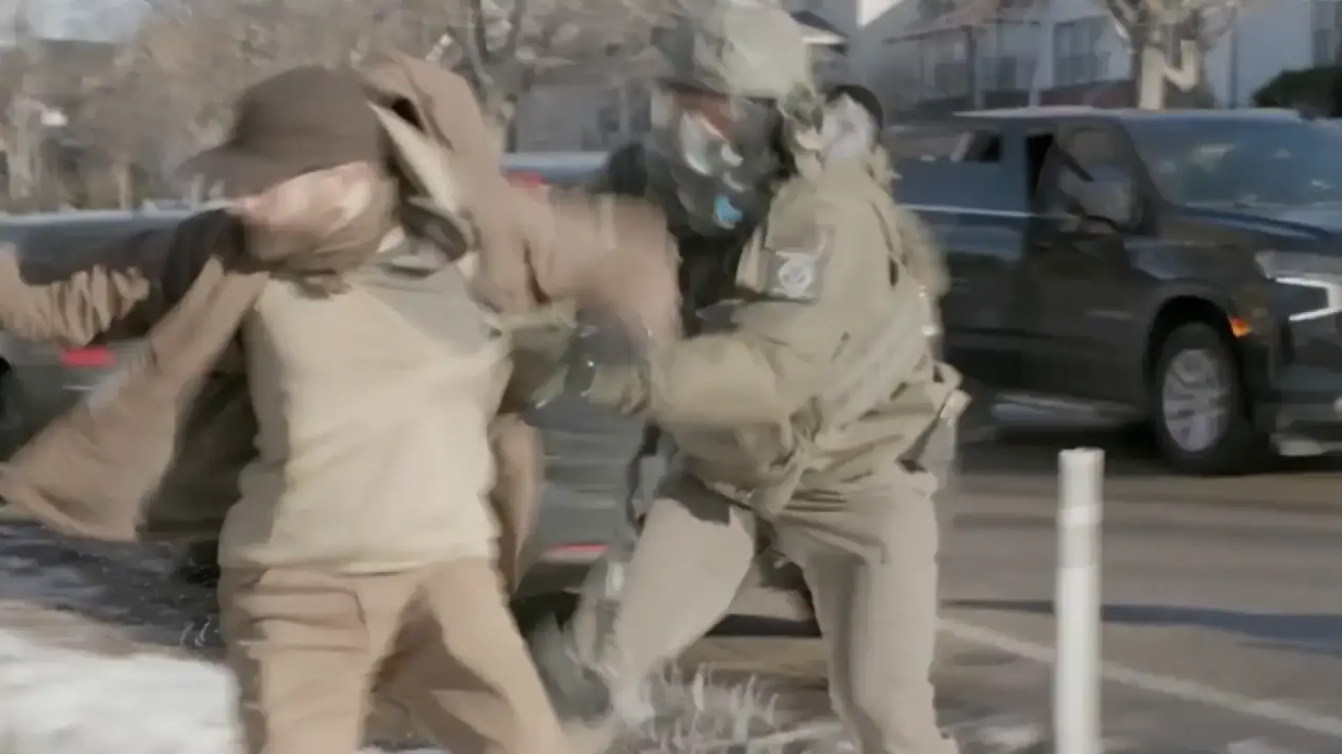 Un nuevo vídeo muestra un forcejeo entre Pretti y los agentes del ICE 11 días antes de su asesinato: «Lo tiraron con mucha fuerza»