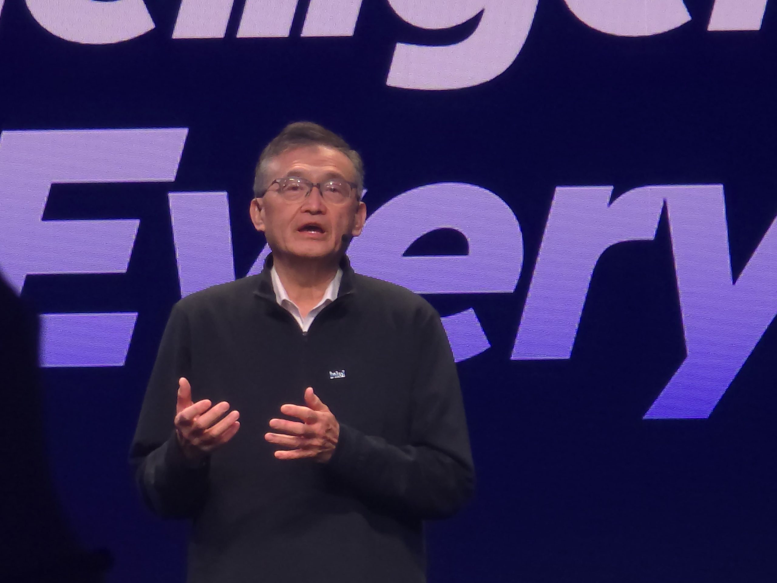 CDATA[
Las Vegas, Nevada. De manera oficial, Intel presentó su última generación de procesadores para computadoras personales en el CES 2026. Se trata de los Core Ultra Series 3, diseñados para que las laptops y otros dispositivos inteligentes sean más rápidas, eficientes y capaces de ejecutar tareas de Inteligencia Artificial (IA) directamente en el equipo. Durante la presentación, Lip-Bu Tan, presidente y CEO de Intel, destacó el momento como histórico.
![