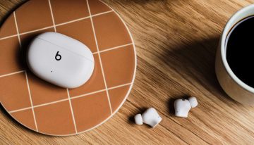 La alternativa barata de los AirPods Pro baja de precio: unos auriculares Beats disponibles en tres colores