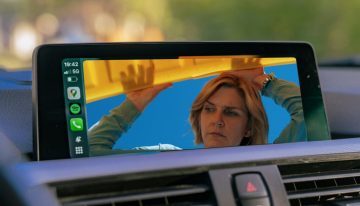 La función que envidiábamos de los coches más modernos asoma en iOS 26.4. El código confirma que Apple trabaja en llevar sus series a CarPlay