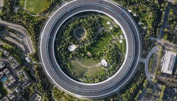 Hay quien se ha decepcionado al ver las mesas de trabajo reales en Apple. Spoiler: son oficinas, no platós de anuncios