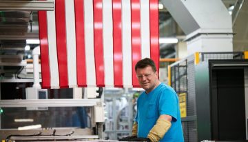 Vuelve el cortejo a Donald Trump. Apple se lleva la fabricación de un icónico Mac a Estados Unidos para intentar sobrevivir a la guerra de aranceles