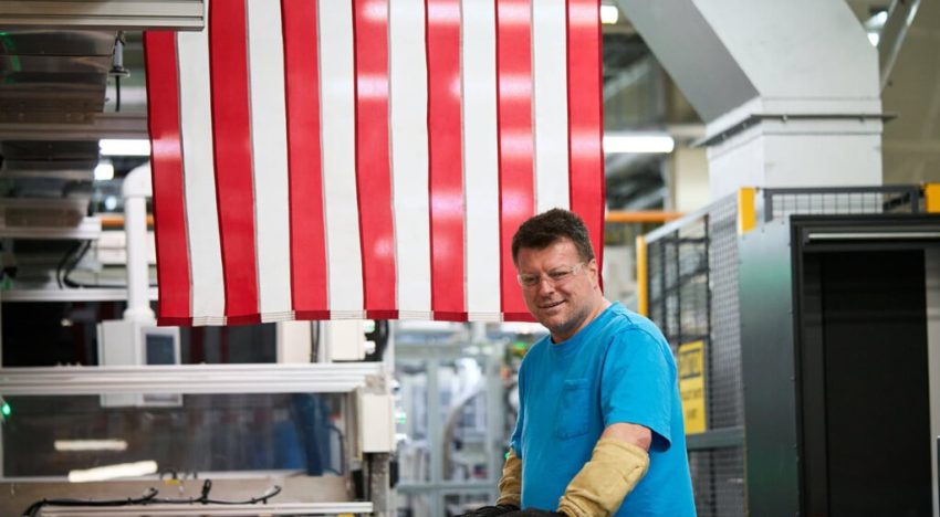 Vuelve el cortejo a Donald Trump. Apple se lleva la fabricación de un icónico Mac a Estados Unidos para intentar sobrevivir a la guerra de aranceles