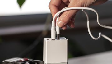 Los bomberos alertan sobre el mal uso de las regletas: el cargador del Mac no es el problema, pero lo que enchufas al lado sí