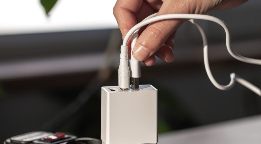 Los bomberos alertan sobre el mal uso de las regletas: el cargador del Mac no es el problema, pero lo que enchufas al lado sí