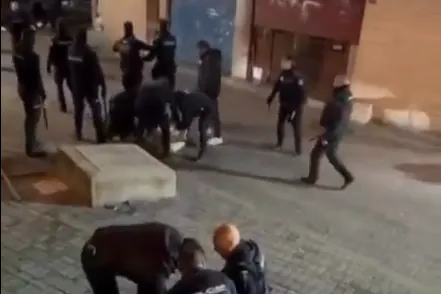 Brutal ataque grabado contra varios policías nacionales en La Cubierta de Leganés: un hombre les lanza un adoquín y cinco agentes acaban heridos