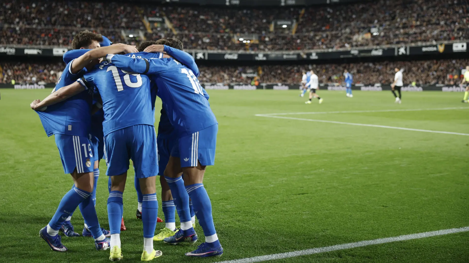 El Real Madrid vence al Valencia en Mestalla y sigue a rebufo del Barça en la pelea por LaLiga